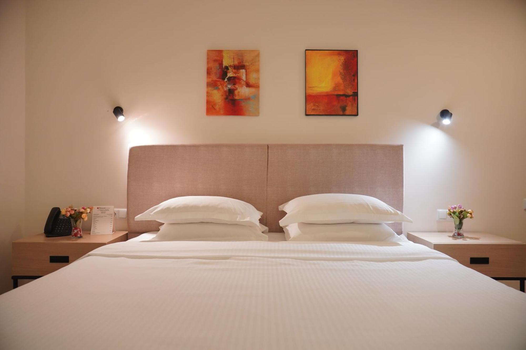 Best Western Premier Батуми Екстериор снимка A bedroom at the hotel