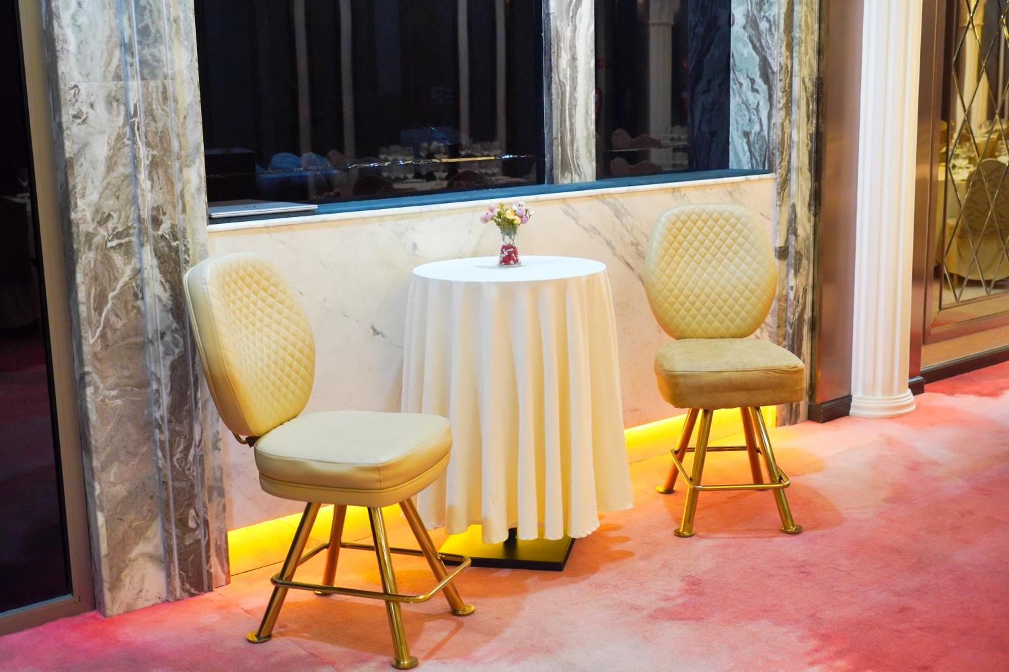 Best Western Premier Батуми Екстериор снимка A table and two chairs