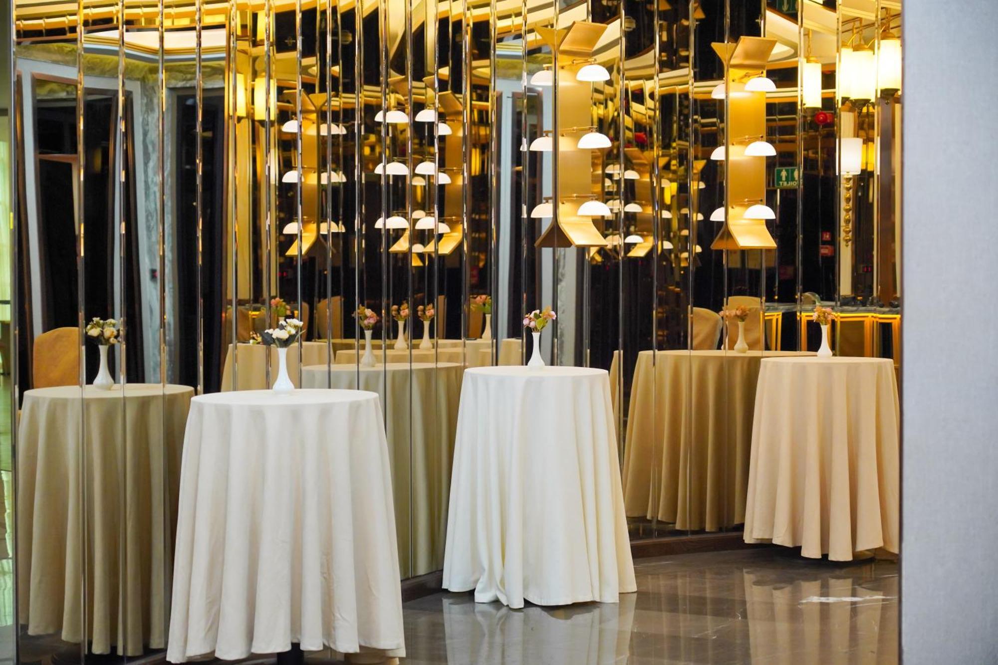 Best Western Premier Батуми Екстериор снимка Tables at a cocktail party
